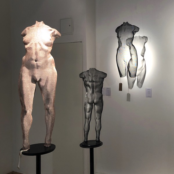 Drei moderne Stahldraht-Skulpturen im Ausstellungsraum einer Kunstgalerie 2019