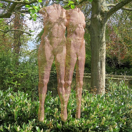 Wire-mesh sculpture in bronze in spring garden - photo Garden Gallery 2017