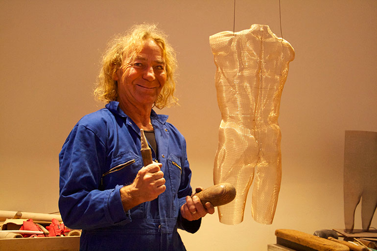 Bronze-Mesh-sculpture-of-a-male-torso-fluorescent-colour-David-Begbie-Studio-web