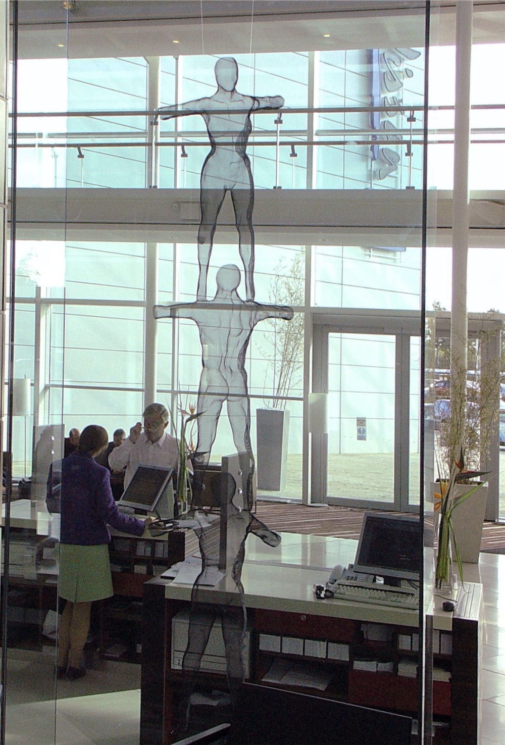 david begbie sculpture at london stansted dsc02384esq q